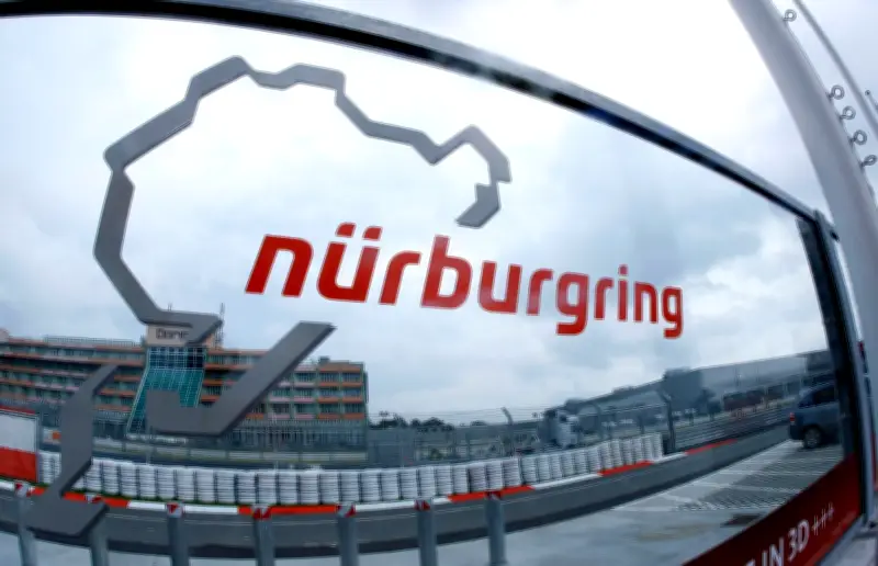 Tödlicher Massencrash beim Nürburgring-Rennen: Ein Fahrer stirbt, sieben Autos verwickelt