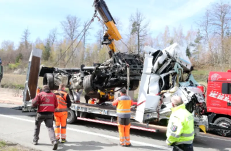 Tödlicher Unfall auf A9 bei Triptis: Frau stirbt nach Lkw-Crash mit Begleitfahrzeug