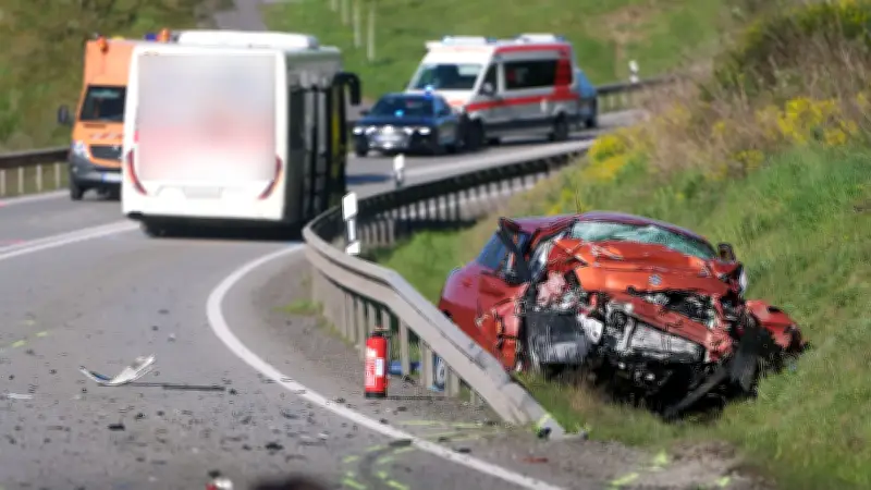 Tödlicher Unfall auf B327: Auto kracht in Linienbus