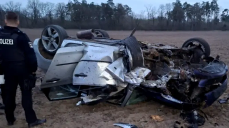 Tödlicher Unfall bei Ducherow: 22-Jähriger stirbt nach Baumaufprall und Überschlag
