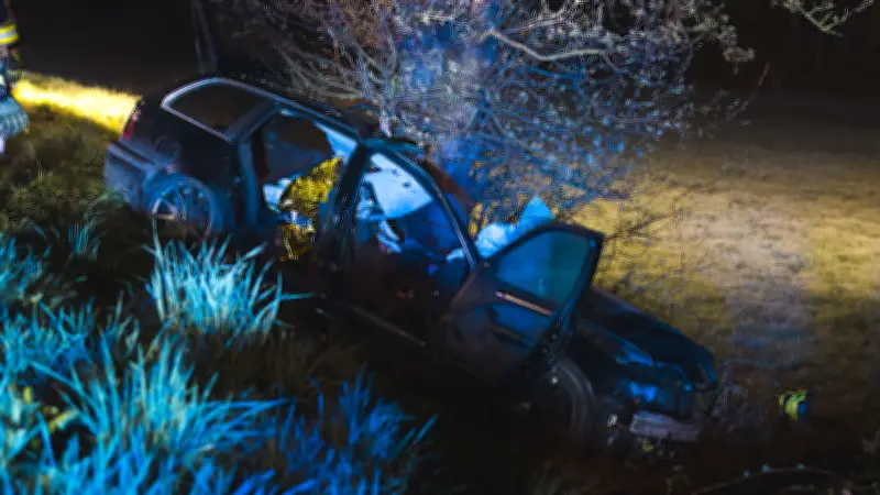 Tödlicher Unfall bei Gößnitz: BMW prallt gegen Baum - 19-Jähriger stirbt, Beifahrerin schwer verletzt