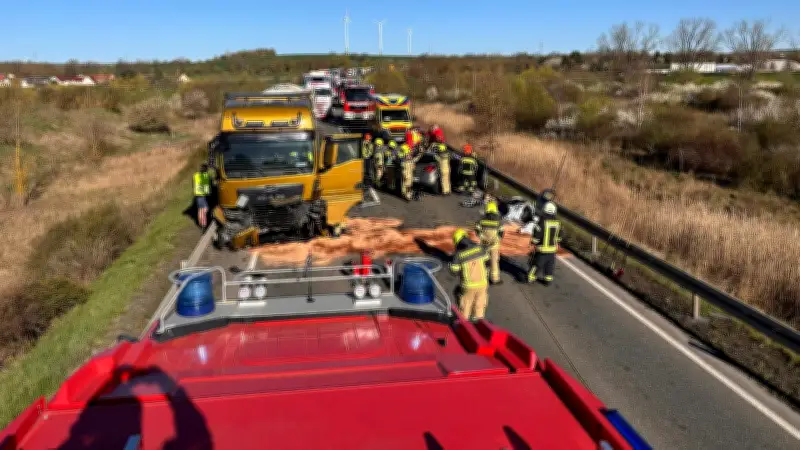 Tödlicher Verkehrsunfall auf Zeitzer Umgehungsstraße: Pkw-Fahrer verstirbt nach Kollision mit Lkw