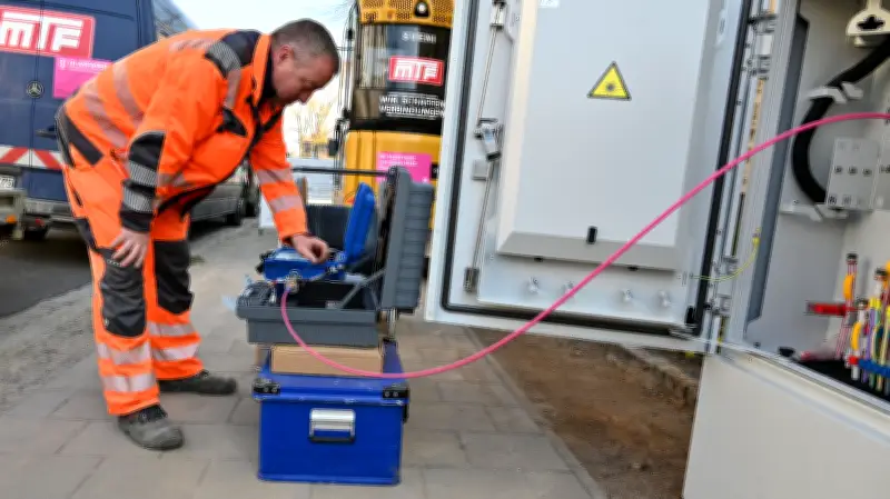 Telekom-Streit in Neubrandenburg: Glasfaserausbau im Jahnviertel sorgt für Konflikt