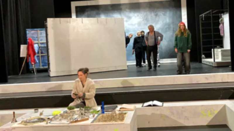 Theaterpremiere in Neubrandenburg: Saša Stanišićs Dorfroman 'Vor dem Fest' erobert die Bühne