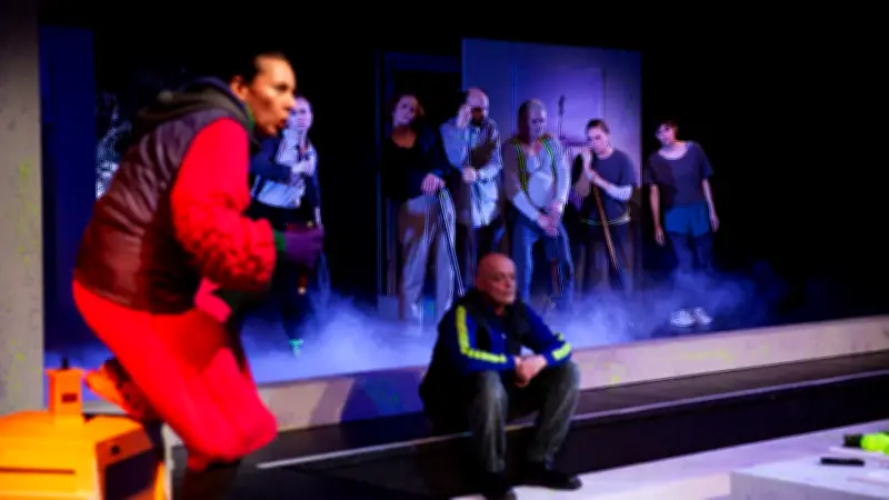 Theaterpremiere in Neubrandenburg: Saša Stanišićs Roman 'Vor dem Fest' wird zum Bühnenereignis