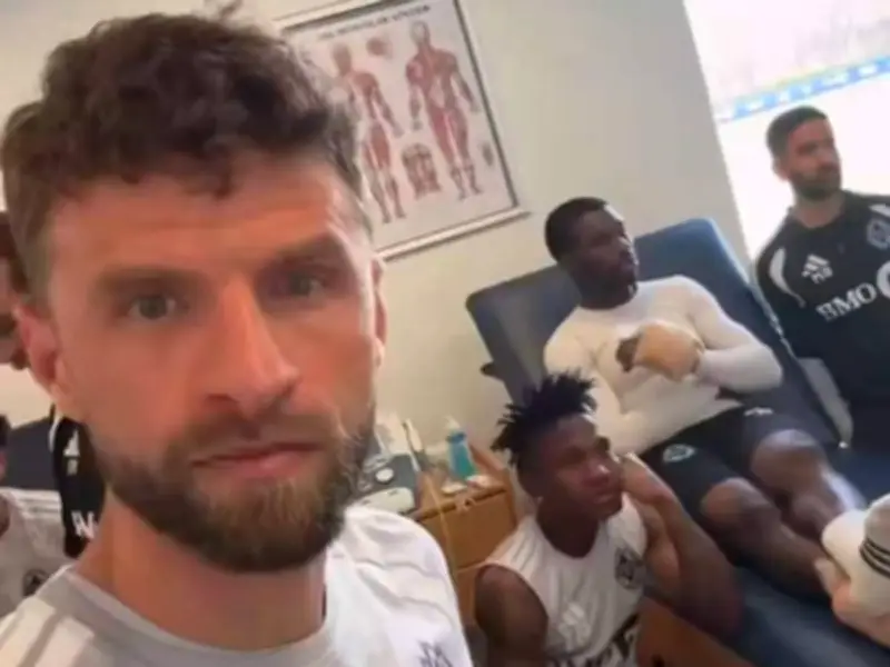 Thomas Müller feuert FC Bayern an – trotz Karriere in Vancouver
