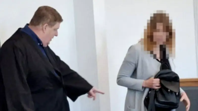 Tierschützerin stürmt Wohnung, verprügelt Hundebesitzer und entführt Welpen – Gericht verhängt Bewährungsstrafe