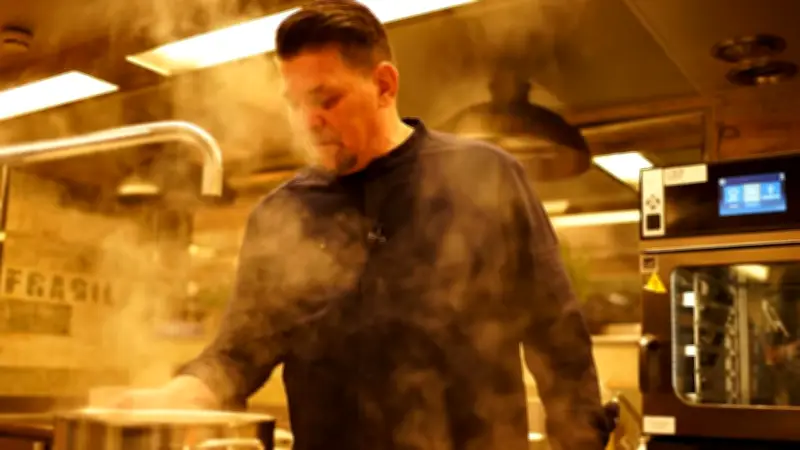 Tim Mälzer bricht in Kitchen Impossible in Tränen aus