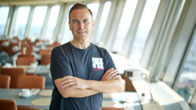 Tim Raue serviert DDR-Klassiker Soljanka im Berliner Fernsehturm-Restaurant
