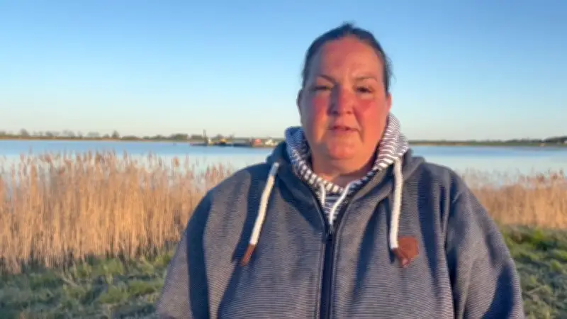 Timmy schwimmt in sein Reisebett: BILD-Reporterin überglücklich