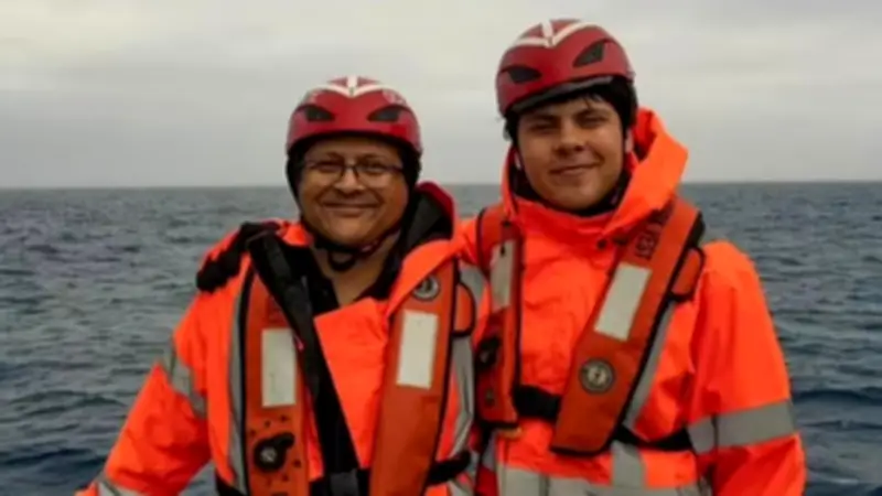 Titan-Witwe erhielt sterbliche Überreste in Schuhkarton-großen Boxen