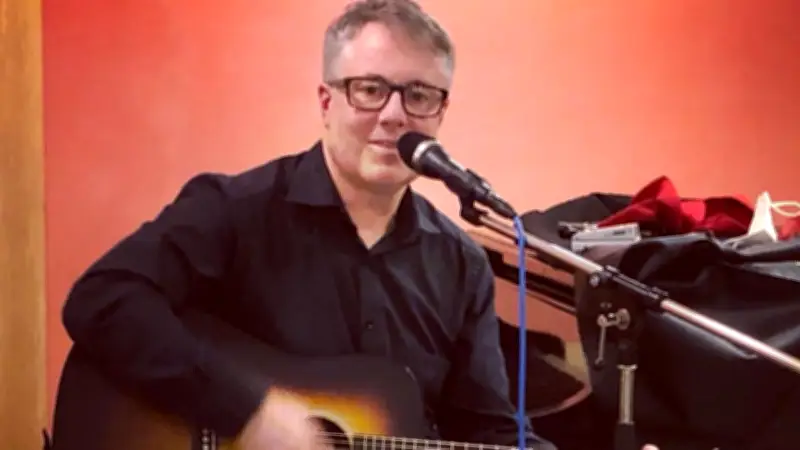 Tom Kahler gastiert mit Herzverloren-Programm im Teterower Theater Thusch