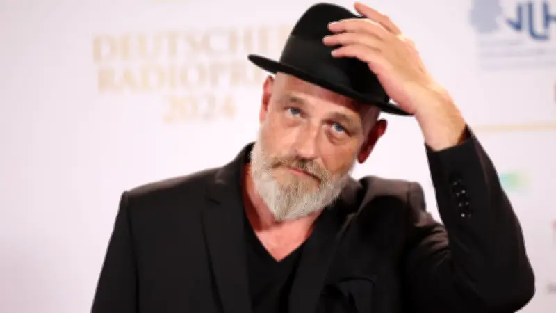 Torsten Sträter offenbart Tumorerkrankung: Kabarettist sagt Shows ab