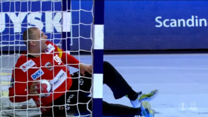 Torwart sitzt mit Ball im Tor: Warum dieses Tor im DHB-Pokalfinale nicht zählt