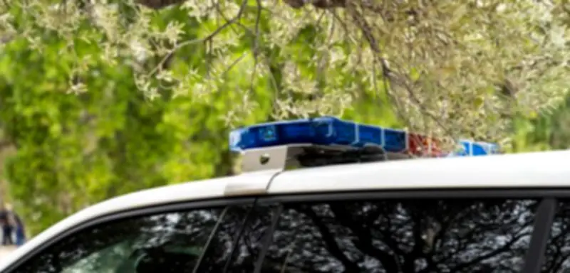 Tragödie in Korinth: Balkoneinsturz tötet deutsche Urlauberin – Kind verletzt