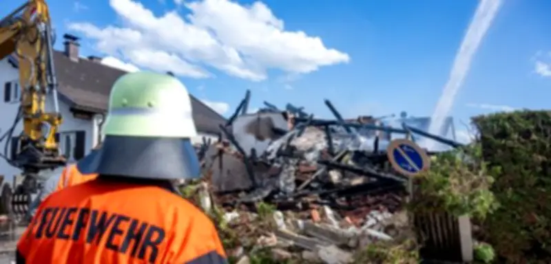 Tragödie in Niederbayern: Explosionen und Brand zerstören Haus – Leiche in Trümmern entdeckt