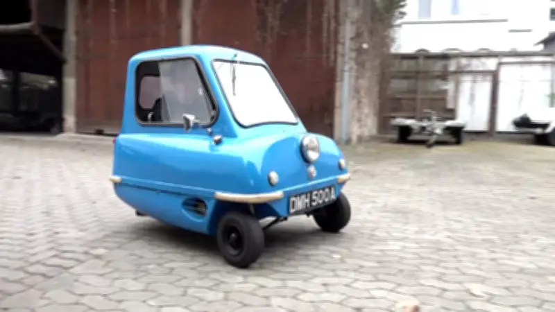 Tragegriff statt Rückwärtsgang: Das kleinste Serienauto der Welt im Praxistest