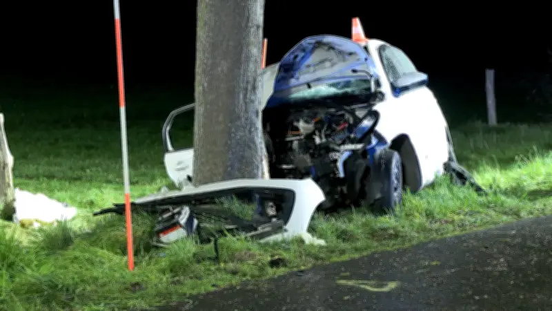 Tragischer Frontalunfall in Hemmoor: Jugendlicher (16) stirbt, Angehörige behindern Rettungseinsatz