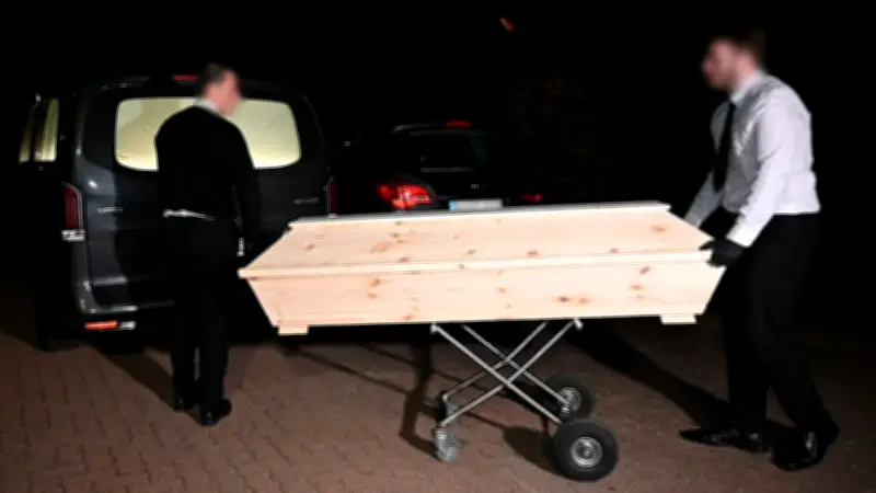 Tragischer Fund in Rosengarten: Baby in Restmülltonne entdeckt - Mutter stellt sich