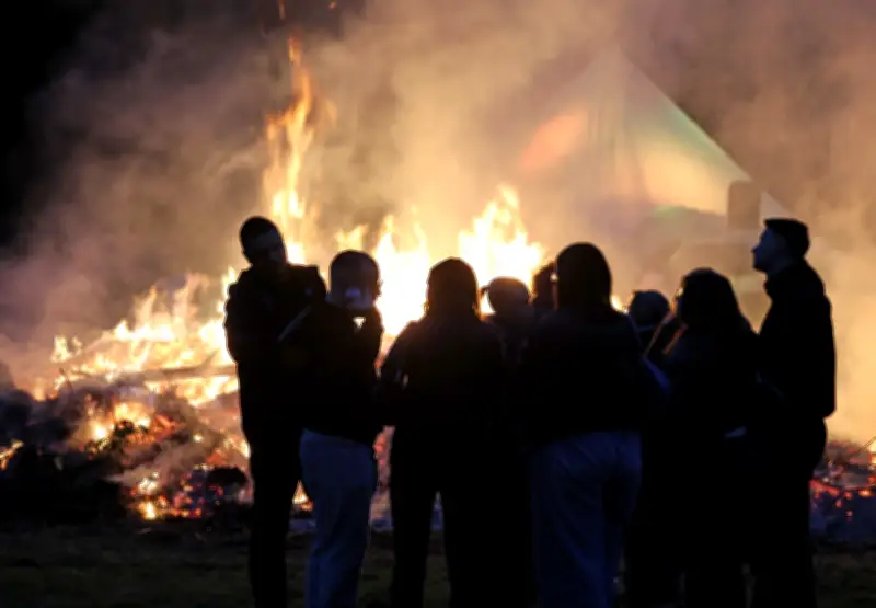 Tragischer Tod bei Osterfeuer: 20-Jähriger läuft in Flammen und stirbt im Krankenhaus