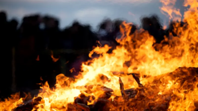 Tragischer Vorfall beim Osterfeuer in Obhausen: 20-Jähriger verstirbt nach Sturz in Flammen