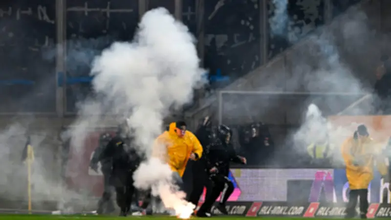 Trainer fassungslos: Ultras stürmen Platz bei Dynamo Dresden gegen Hertha BSC