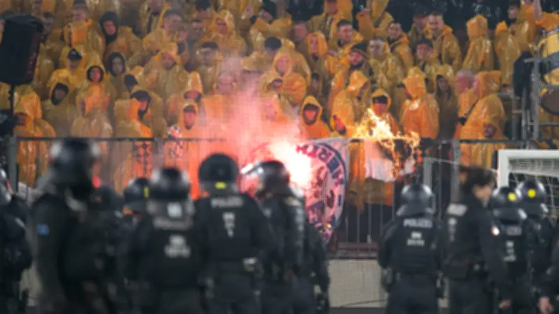 Trainer äußern sich nach gewalttätigem Fan-Ausschreitungen bei Zweitliga-Spiel