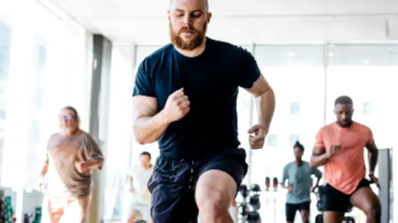 Trainingsstrategien gegen Muskelabbau: So bleiben Männer ab 40 fit und stark