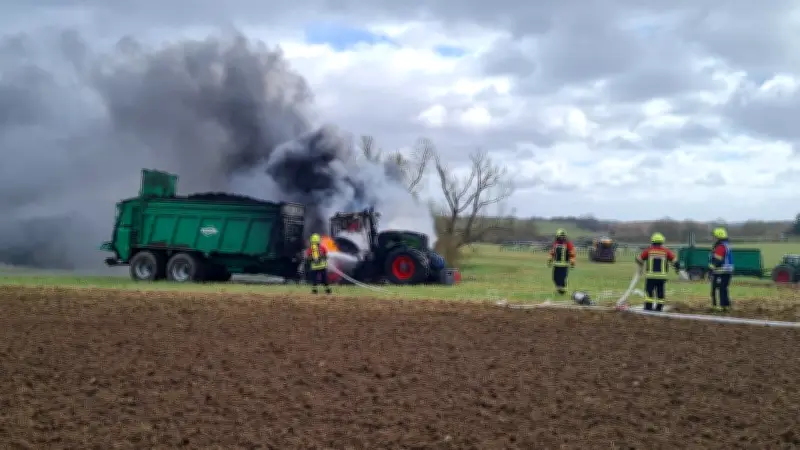Traktor auf Feld in Keez in Flammen – Feuerwehr mit 11.000 Litern Wasser im Einsatz