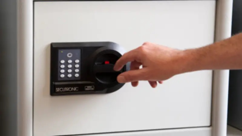 Tresor-Diebstahl bei Postfiliale in Leezen: Förster findet leeren Geldschrank im Wald