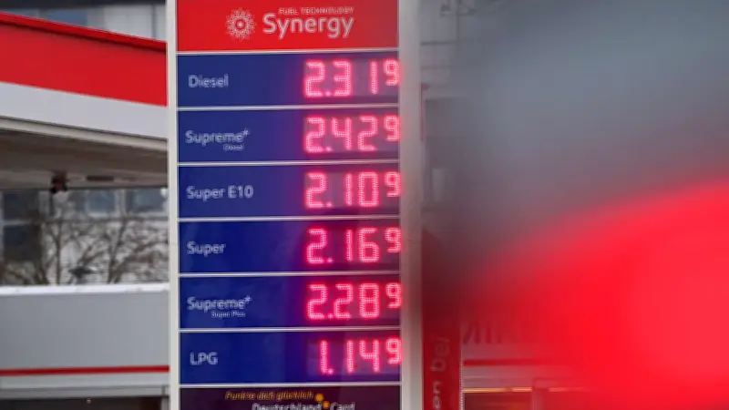 Trucker-Boss wütend: Regierungs-Bummelei bei Spritpreis-Senkung gefährdet Unternehmen