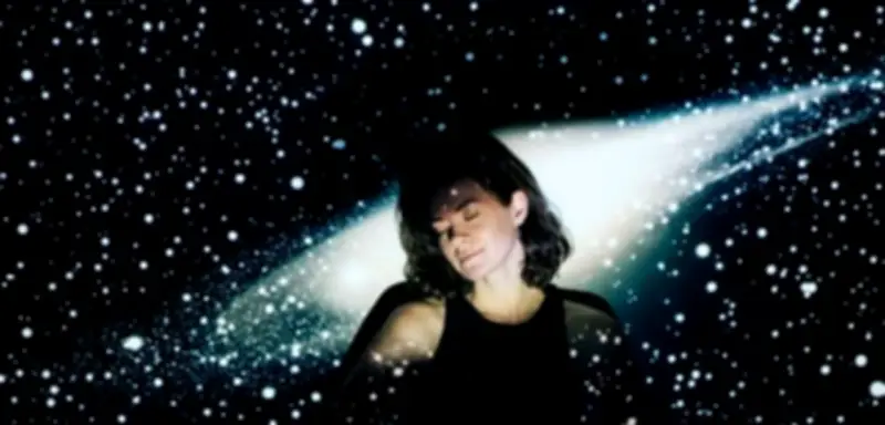 Träume entschlüsseln: Warum unser Gehirn nachts bizarre Geschichten spinnt