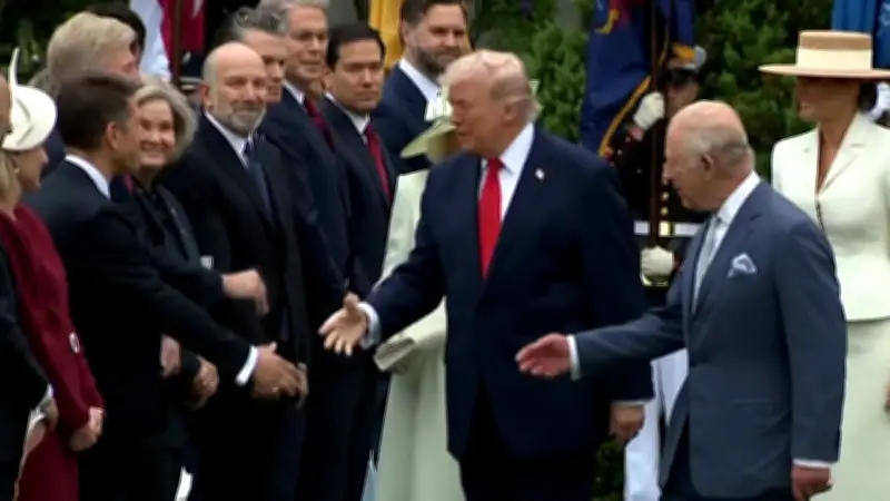 Trump drängt sich bei Charles‘ Händeschütteln im Weißen Haus vor