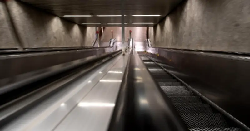 U-Bahnhof Laimer Platz: 88-Jähriger stirbt nach Sturz auf Rolltreppe