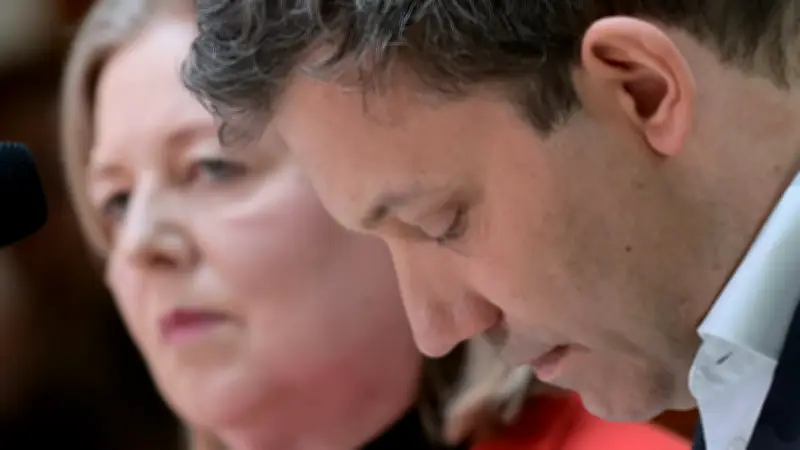 Umfrage-Klatsche für Merz-Regierung: SPD-Chefs stürzen nach Wahl-Debakeln ab