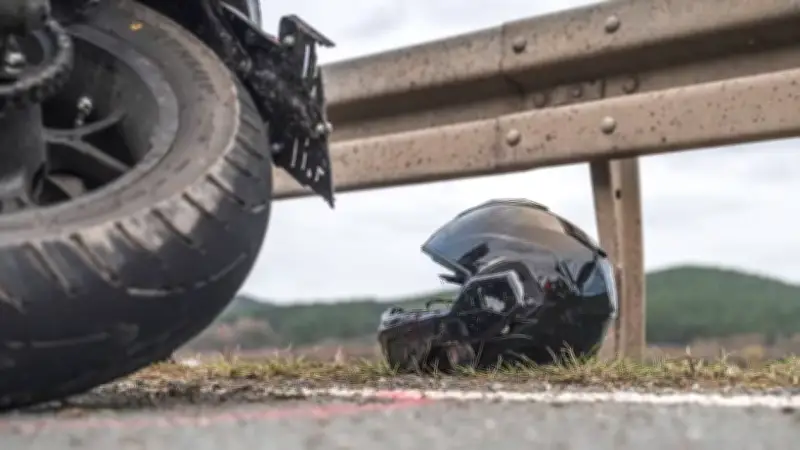 Unfall in Dobien: Simson-Fahrer prallt gegen Baum und wird schwer verletzt