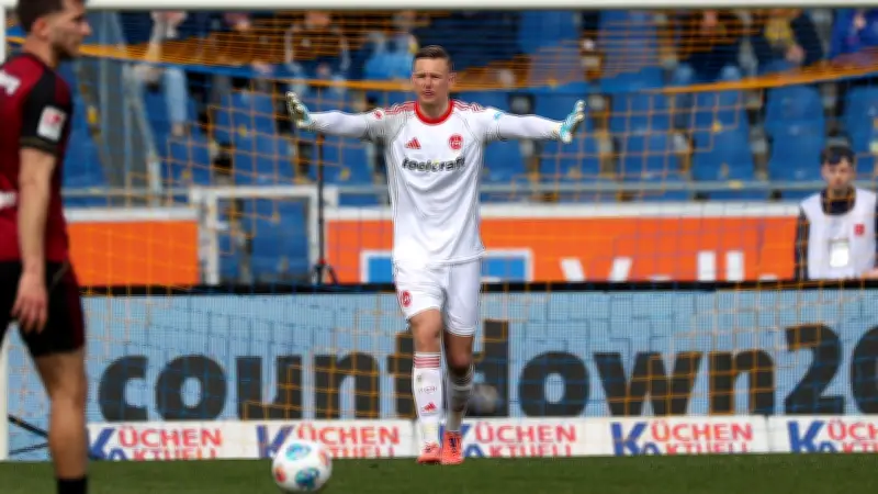 Ungewöhnlicher Anblick: Nürnbergs Torwart Jan Reichert spielt in Feldspieler-Trikot