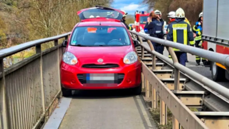 Ungewöhnlicher Einsatz in Rheinland-Pfalz: Seniorin steckt mit Auto auf Radweg fest