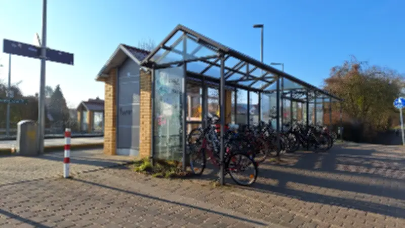 Vandalismus am Bahnhof Templin: Unbekannte werfen Fahrräder um und verursachen Sachschaden