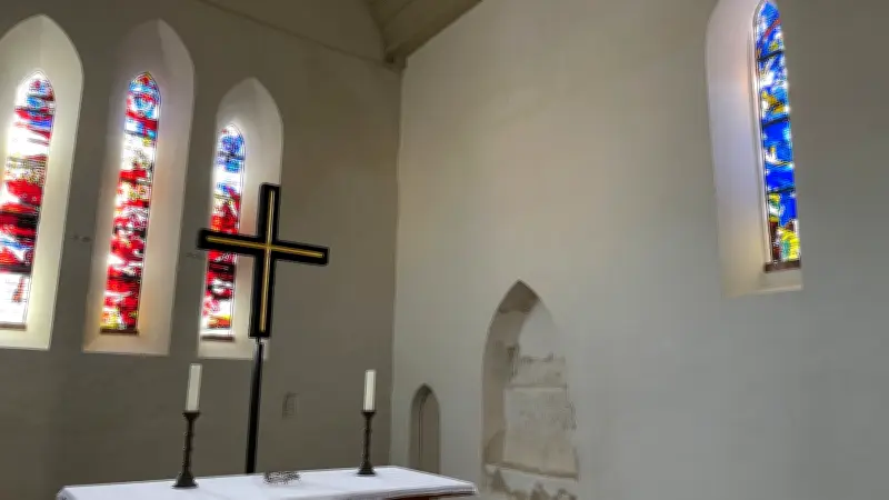 Vandalismus an Woldegker Kirche: Teure Bleiglasfenster-Reparatur nach Steinwurf