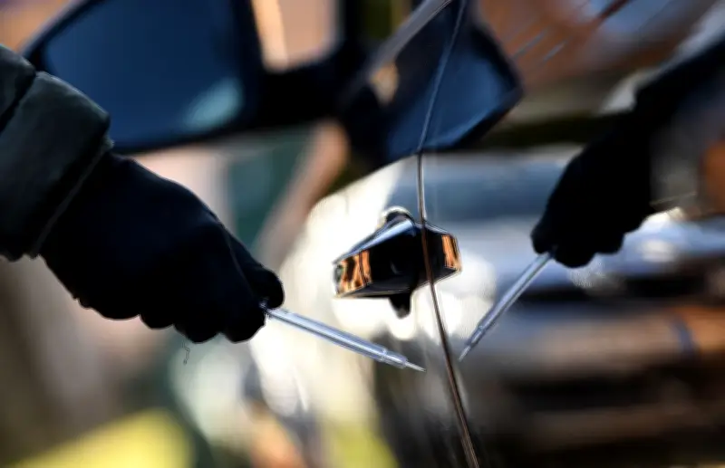 Vandalismus in Chemnitz: Lack von acht Fahrzeugen zerkratzt und Seitenspiegel demoliert