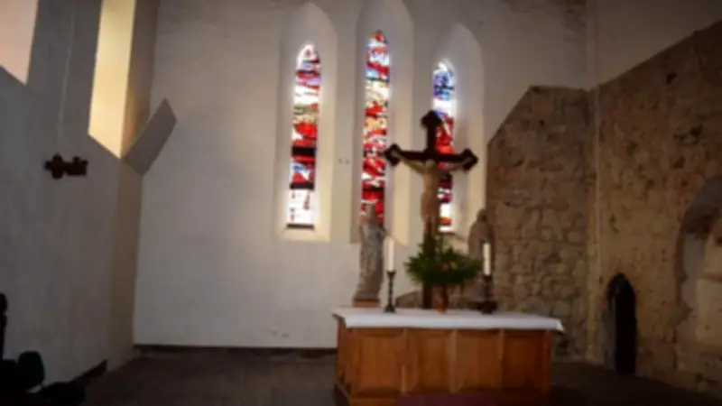 Vandalismus in Woldegk: Historisches Kirchenfenster aus 15. Jahrhundert mit Steinwurf zerstört