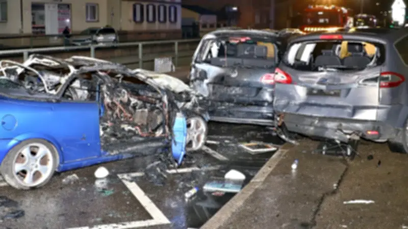 Verfolgungsjagd bei Stuttgart: 16-Jähriger rast mit gestohlenem Cabrio in parkende Autos