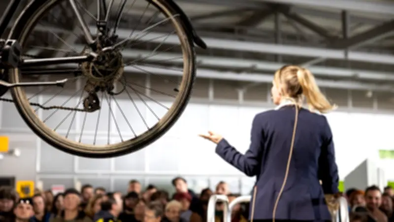 Vergessene Fahrräder unter dem Hammer: Bahn-Auktion in Rostock lockt Schnäppchenjäger