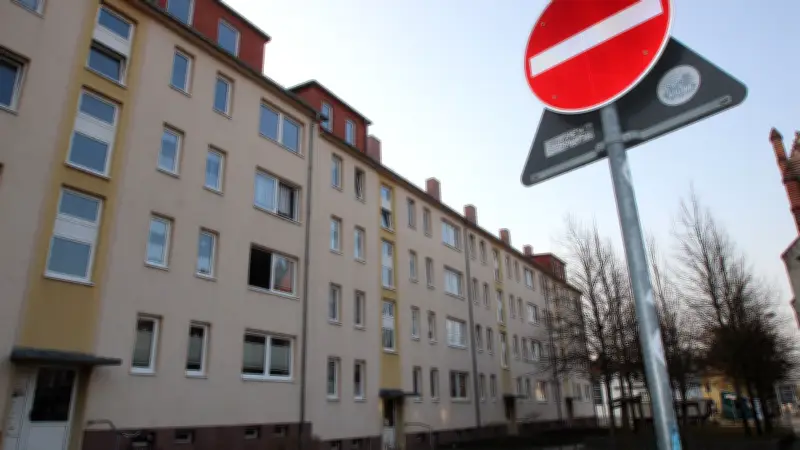 Verkehrslärm in Malchin: Wohnblock vor Abriss - Hälfte der Wohnungen leer