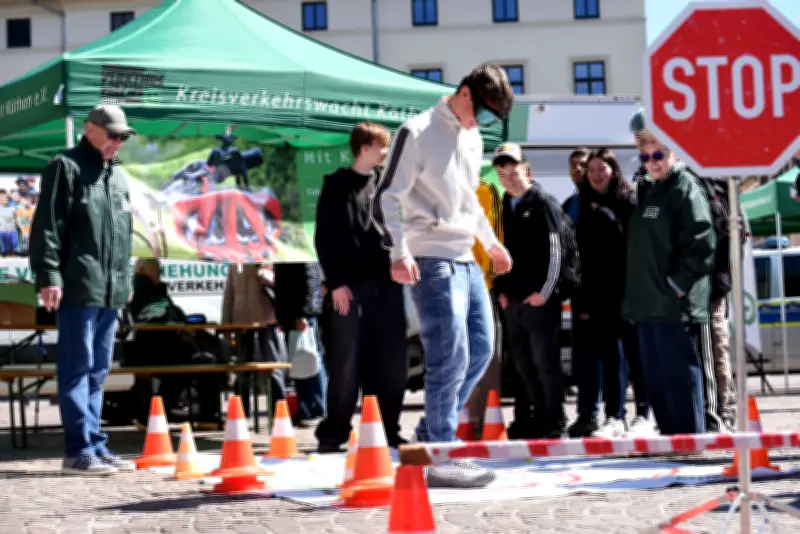 Verkehrssicherheitstag in Köthen: Rauschbrille bringt Teilnehmer ins Taumeln