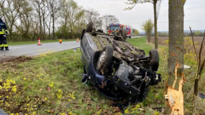 Verkehrsunfall auf B180 bei Aschersleben: 20-Jähriger prallt gegen Baum und erleidet leichte Verletzungen