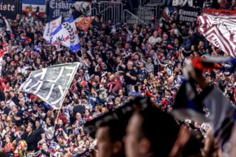 Vermummte Eisbären-Fans attackieren Kölner Fanbus nach Eishockey-Halbfinale in Berlin
