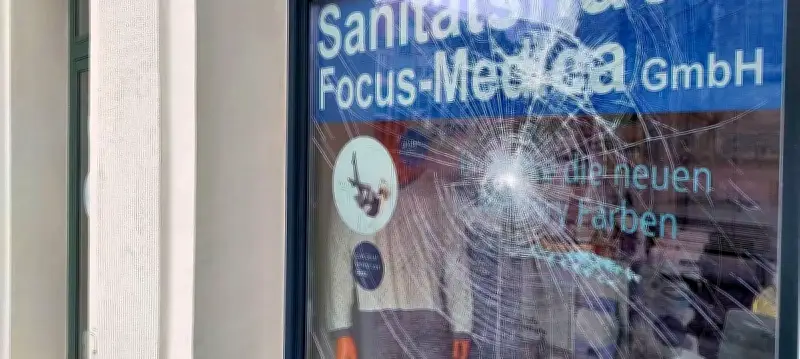 Versuchter Einbruch in Köthen: Jugendliche beschädigen Schaufenster am Buttermarkt