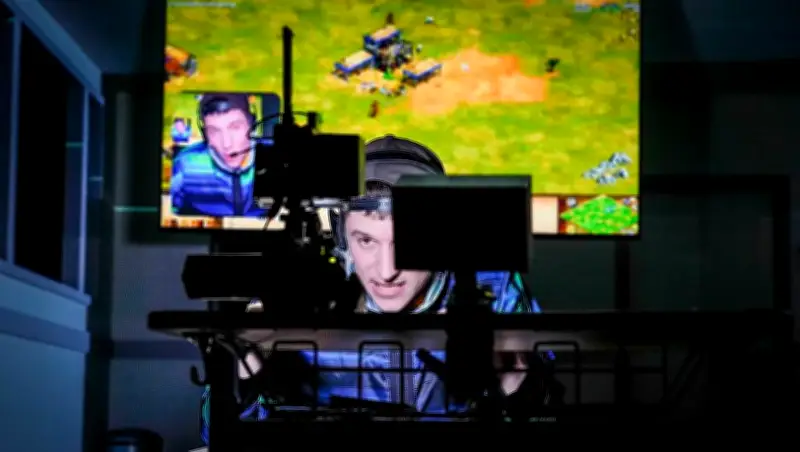 Volkstheater inszeniert Schachingers 'Echtzeitalter': Schulalltag trifft auf Gaming-Welt